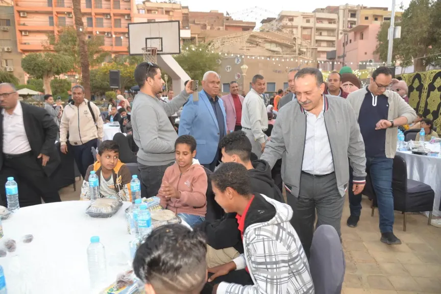 محافظ أسيوط يشارك 1500 طالب وطالبة في الإفطار الجماعي للتربية والتعليم