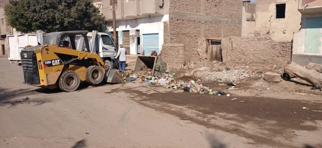 غلق عدد من المنافذ المرورية العشوائية بالزينية في الأقصر.. ورفع 80 طن من التراكمات