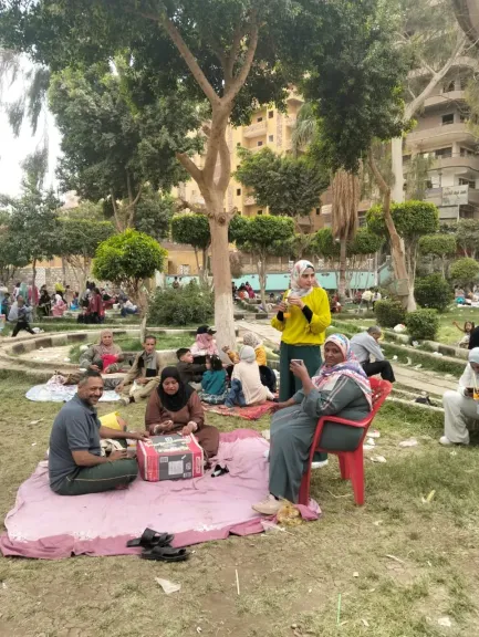 محافظة الجيزة توزّع أكياسًا بلاستيكية مجانًا لروّاد الحدائق والمتنزهات لتيسير جمع المخلفات