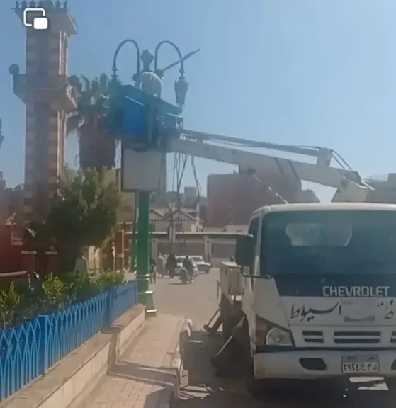 محافظ قنا يتابع أعمال صيانة أعمدة الإنارة وتقليم الأشجار بطريق قنا الأقصر