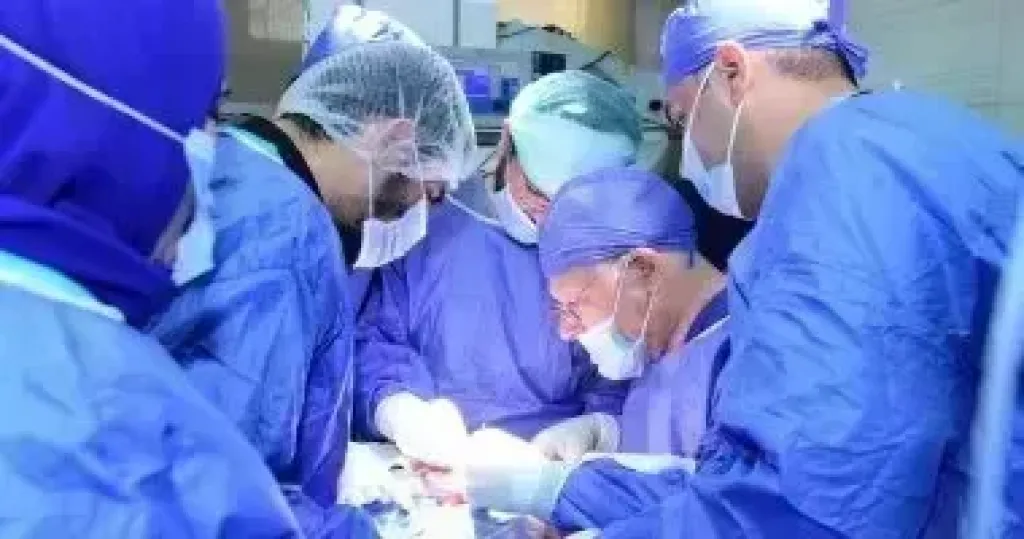 عاد للحياة بعد 20 دقيقة من توقف قلبه.. معجزة طبية تنقذ طفلًا من الموت بالإسكندرية