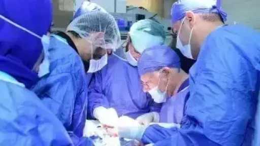 عاد للحياة بعد 20 دقيقة من توقف قلبه.. معجزة طبية تنقذ طفلًا من الموت بالإسكندرية