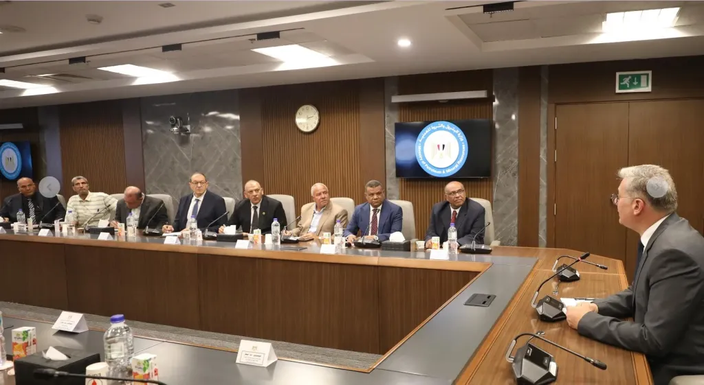 وزير البترول: يبحث مع النقابة العامة المناجم والمحاجر التعاون في تطوير قطاع التعدين ( صور)