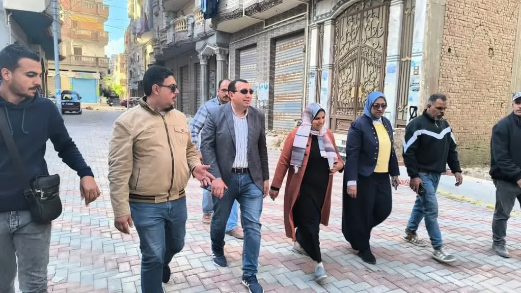 رئيس مدينة كفر الدوار” يتابع أعمال تركيب الانترلوك بمنطقة بعزبة خالد