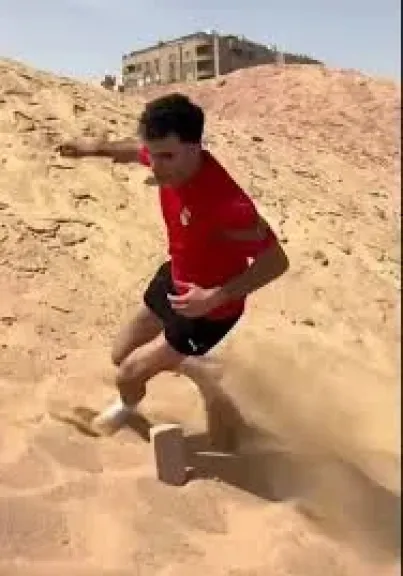 زيزو يتدرب على الرمال بقميص منتخب مصر.