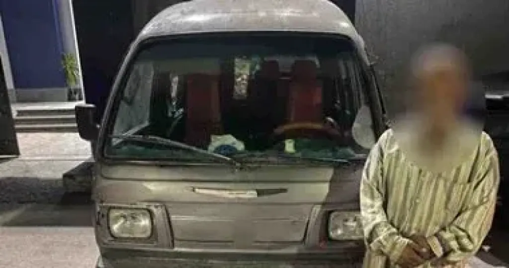 ضبط قائد سيارة سمح لطفل بالجلوس فوقها