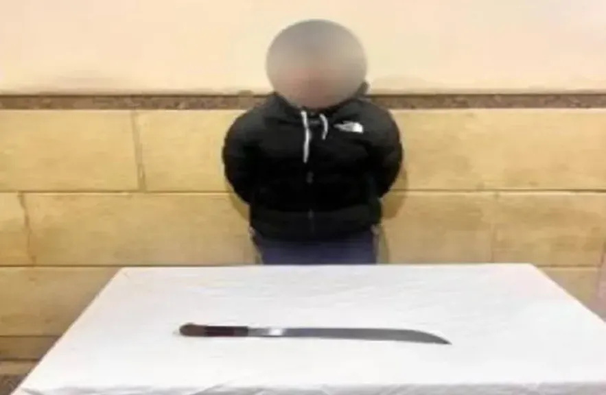 ضبط شخص للتعدي على مواطن وزوجته وإصابته بسلاح أبيض لخلافات الجيرة بالإسكندرية