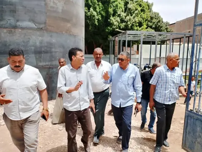 محافظ أسيوط يوجه بمتابعة المشروعات الخدمية .. ورئيس مركز البدارى