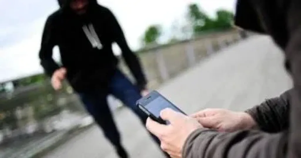 القبض على المتهمين بسرقة الهواتف المحمولة من المواطنين بمصر القديمة