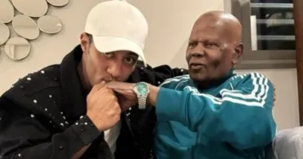 محمد رمضان ينشر صورة مع والده ويعلق: اللهم بارك فى صحة وعمر أبويا وكل أب