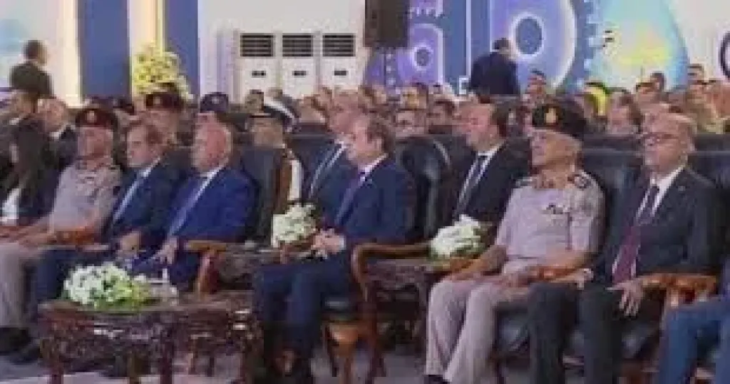 الرئيس السيسى يشاهد فيلما عن جهود الدولة فى دعم الصناعة المصرية