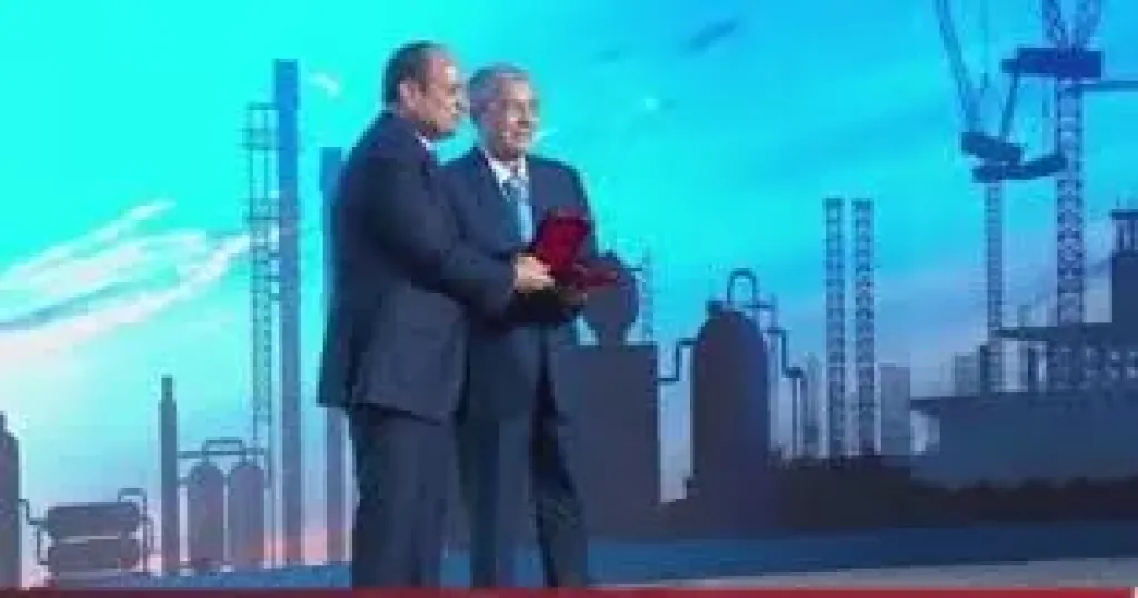 الرئيس السيسى يمنح أوسمة للمكرمين بقطاعات العمل ويفتتح المرحلة الثانية لشركة السويس للصلب