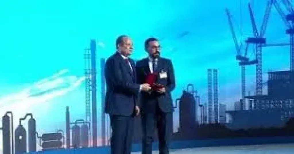 الرئيس السيسى يكرم عددا من النماذج الناجحة فى قطاعات العمل المختلفة