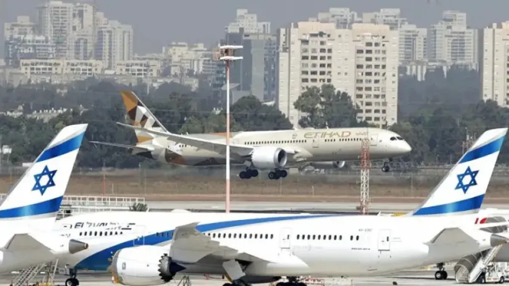 ملايين الإسرائيليين يفرون إلى الملاجئ.. وإصابات بعد سقوط صاروخ بمحيط مطار بن جوريون