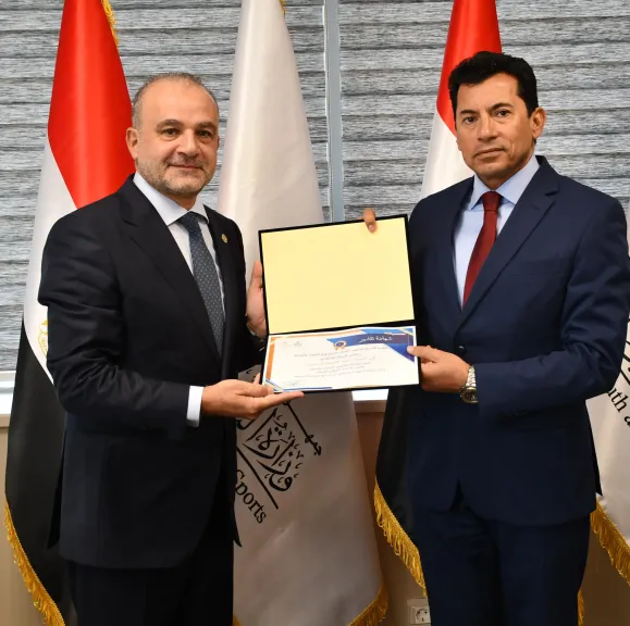 وزير الرياضة يستقبل رئيس الاتحاد الدولي للسلاح ويكرّمه