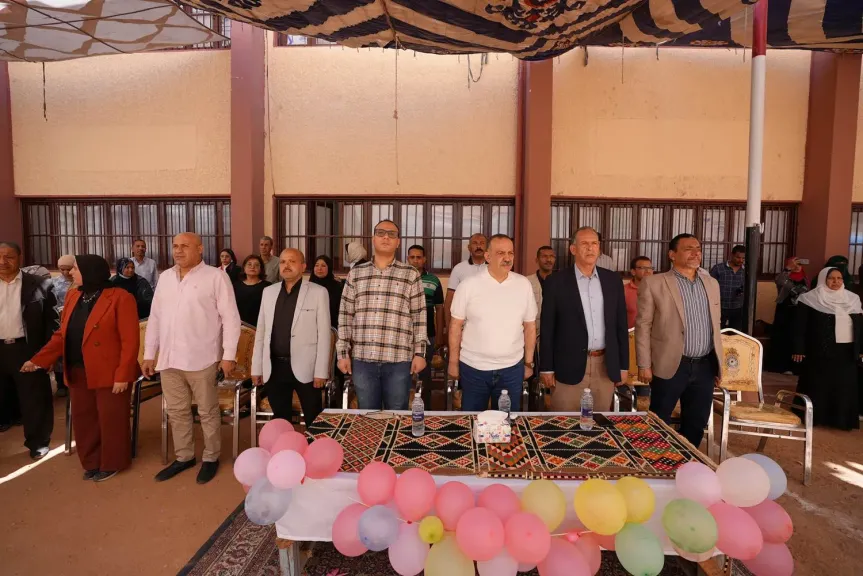محافظ أسيوط يشهد حفل تخريج طالبات مدرسة الأمل