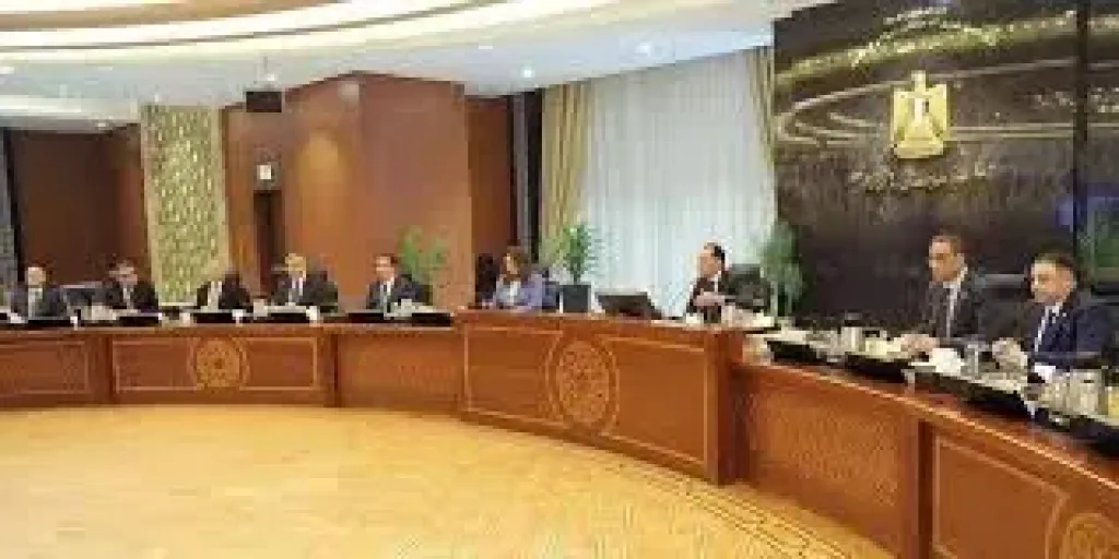 رئيس الوزراء يتابع مع وزير الإسكان عددا من ملفات عمل الوزارة