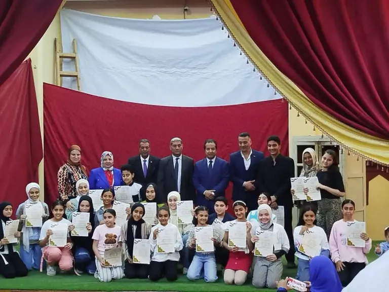فى إحتفالية راقية للطلاب الموهوبين مسرحية بعنوان لا  للتنمر والزواج المبكر  بمدرسة صلاح سالم بكفر الدوار