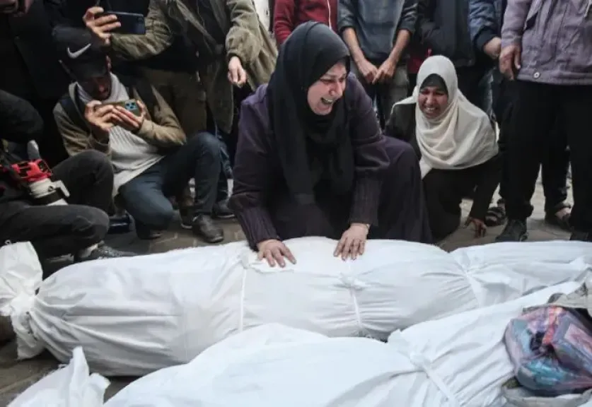 شهداء وجرحى في قصف إسرائيلي يستهدف منازل وخيام نازحين وسط وجنوب غزة