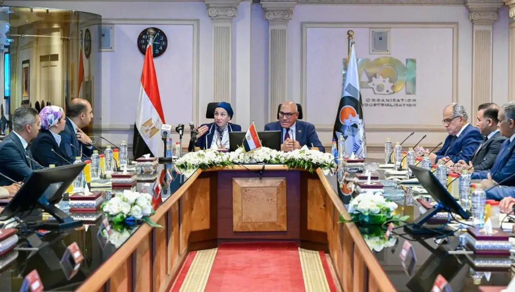 توقيع عقود واتفاقيات بين العربية للتصنيع ووزارة البيئة.. صور