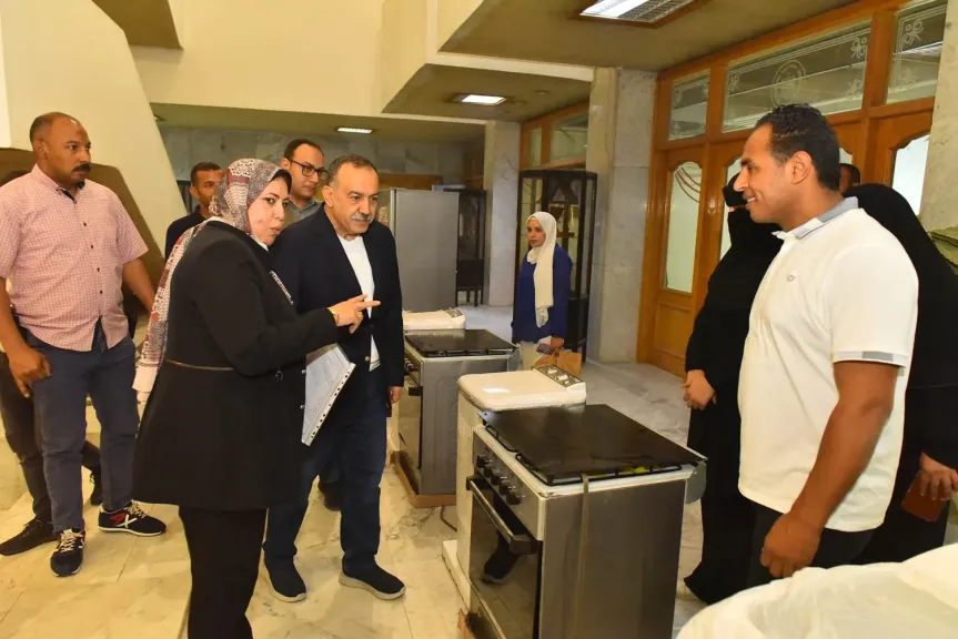 محافظ أسيوط يسلم كراسي متحركة وسماعات طبية للأطفال من ذوي الإعاقة