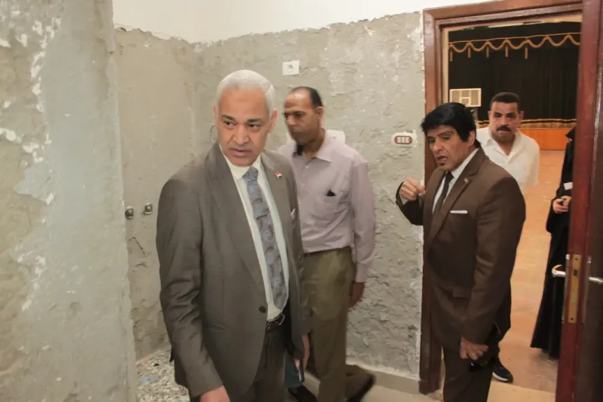 نائب رئيس جامعة أسيوط يتفقد أعمال تطوير وصيانة الصالة المغطاة