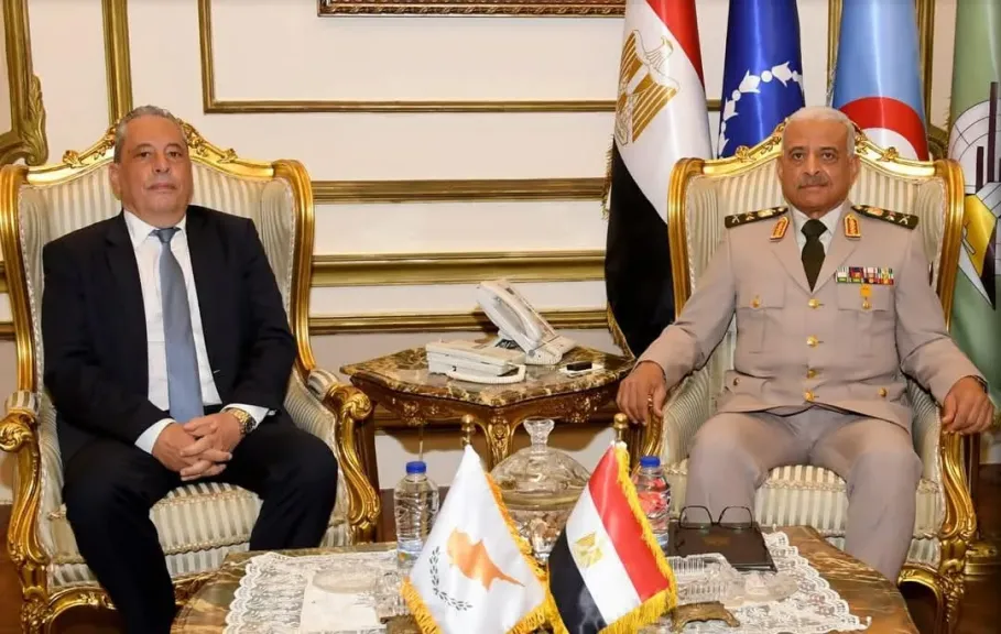 القائد العام للقوات المسلحة وزير الدفاع والإنتاج الحربى يلتقى وزير الدفاع القبرصى