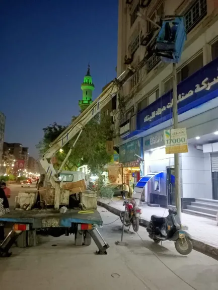 أسيوط: صيانة وتركيب كشافات جديدة بشارع الهلالي بحي شرق