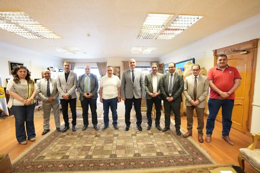 محافظ أسيوط يلتقي لجنة وزارة الشباب والرياضة لبحث تطوير استاد الأربعين الرياضي