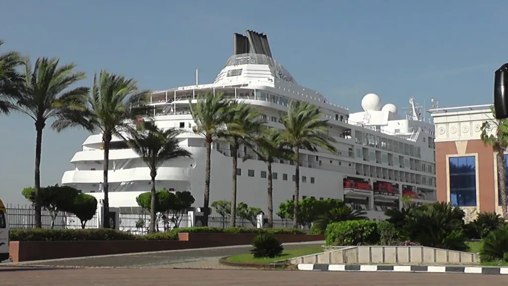 ميناء الأسكندرية تستقبل  السفينة السياحية Seven Seas Navigator
