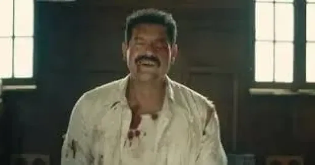 ابتسامة تُخفي عالماً مليئاً بالأسرار.. رحلة عمرو يوسف في فيلم درويش