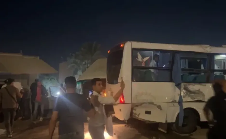 السائق طار من على الدائري.. تريلا تطيح بـ 7 سيارات في السلام