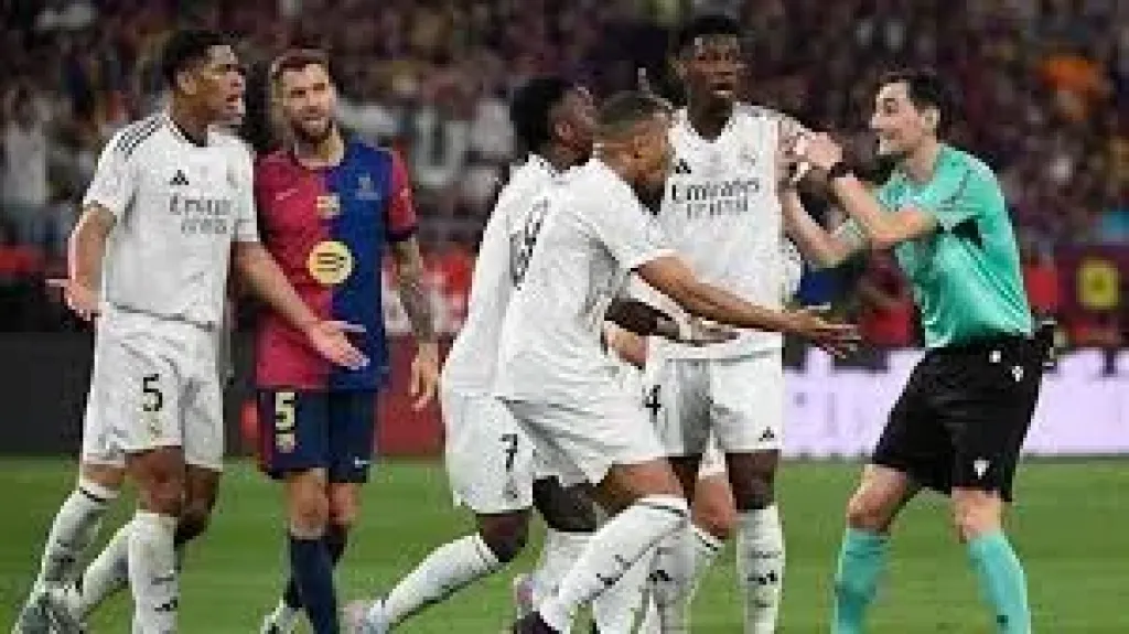 قناة ريال مدريد تتهم حكم مباراة الكلاسيكو بتشجيع برشلونة