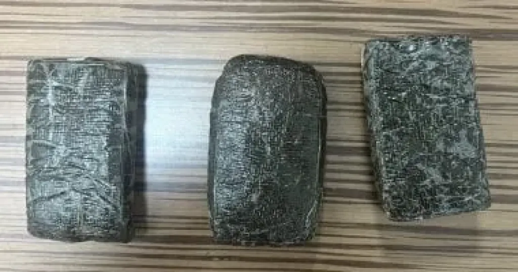 ضبط راكب أجنبى بحوزته ٣٠٠ جرام حشيش وحبوب مخدرة