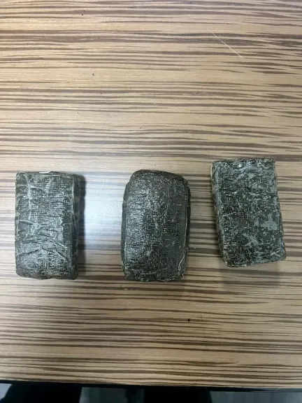 جمارك مطار القاهرة الدولي تضبط محاولة تهريب كمية من مخدر الحشيش وعدد من الحبوب المخدرة