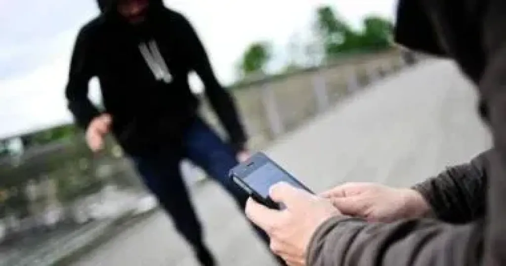 حبس عاطلين انتحلا صفة رجلى شرطة للسرقة والنصب على المواطنين