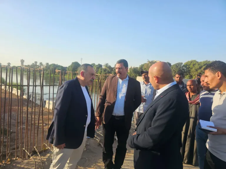 محافظ أسيوط يتفقد أعمال تطوير مدخل قرية بني قرة ونقل موقف السرفيس