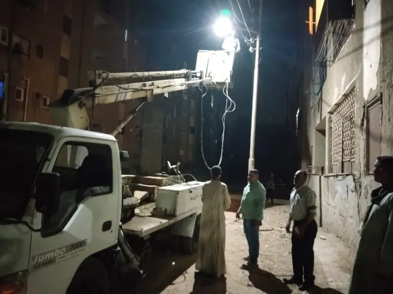 محافظ أسيوط: استمرار أعمال صيانة وتركيب كشافات الإنارة بقرى مركز ساحل
