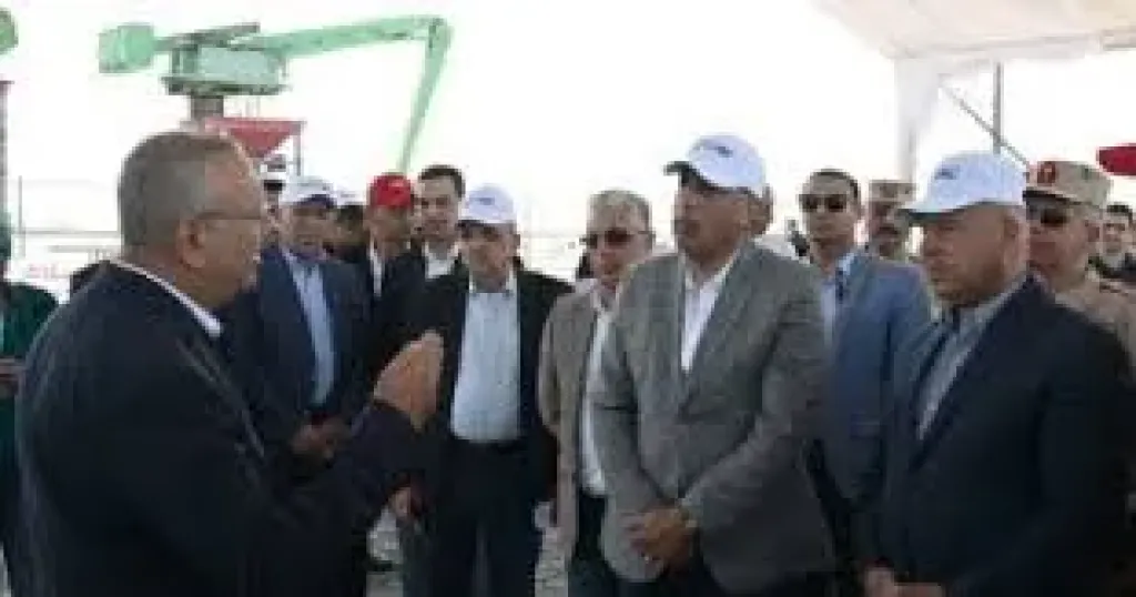 رئيس الوزراء يتفقد مشروعي ”رووتس” و”سكاي للموانئ”