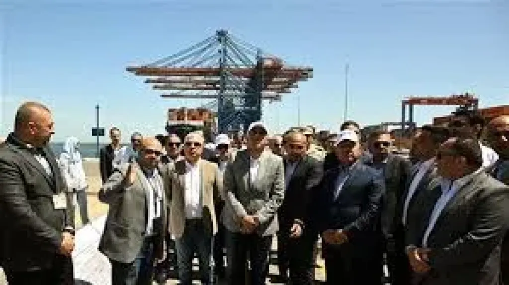 رئيس الوزراء يتفقد محطة دحرجة السيارات RORO التابعة لشركة SCAT