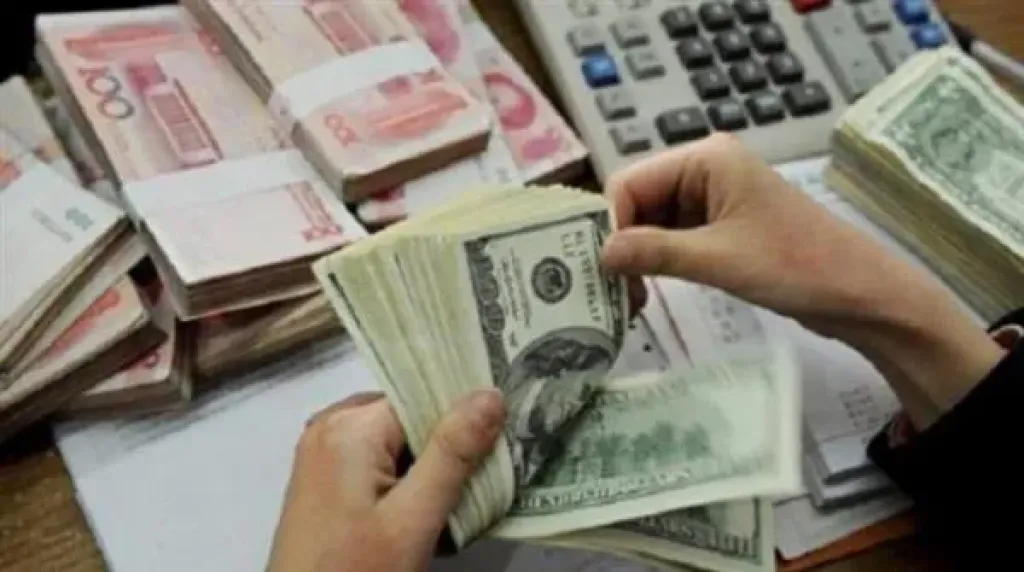 منع تداول عملات محلية وأجنبية بالسوق السوداء بحملات للأمن العام