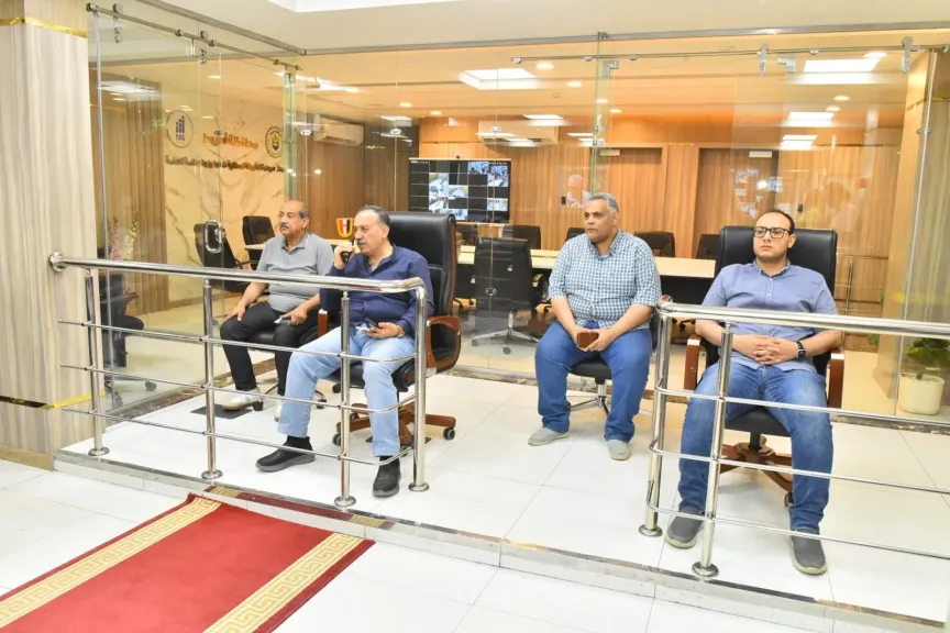 محافظ أسيوط يتابع من مركز السيطرة تنفيذ المرحلة الأولى