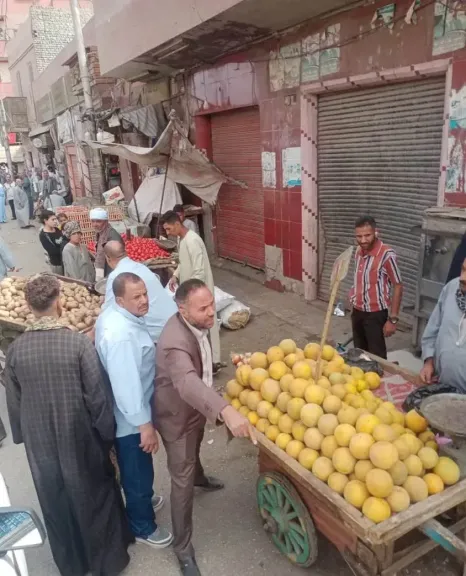 لتحقيق السيولة المرورية...إزالة التلتوارات المخالفة بكوم حمادة
