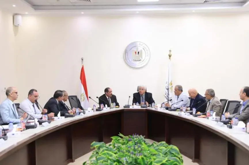 وزير التعليم العالي يعقد اجتماعًا مع أعضاء اللجنة الوزارية لتعيين أعضاء هيئة التدريس والهيئة المعاونة بالمعاهد