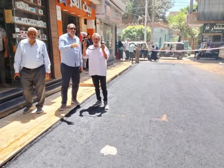 محافظ أسيوط يتابع أعمال الرصف بشارع مجلس المدينة بالبداري