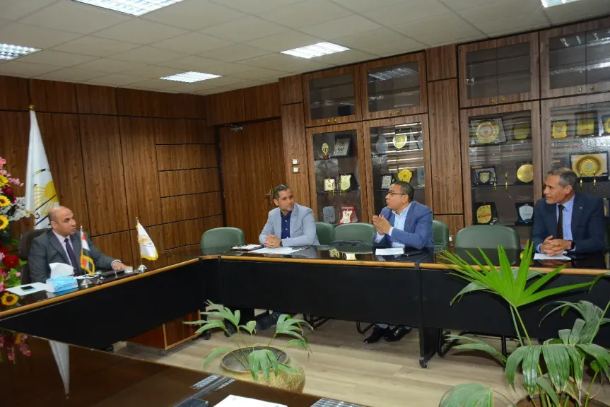 بجامعة أسيوط يناقش خطته الاستراتيجية لتعزيز