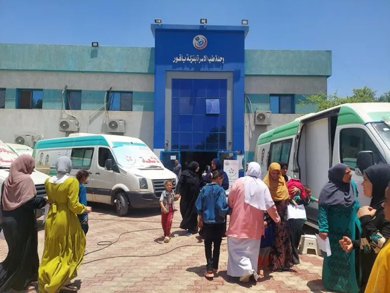 محافظ أسيوط: الكشف المجاني على 1640 مواطنًا خلال قافلة طبية شاملة