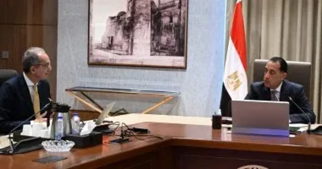 رئيس الوزراء يتابع جهود الحكومة لتحويل السيارات للعمل بالغاز الطبيعى