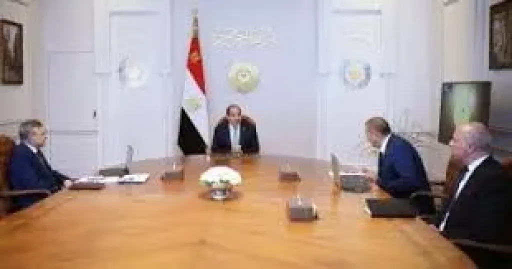 الرئيس السيسى يجتمع بأسامة ربيع ويطلع على تطورات حركة الملاحة بقناة السويس