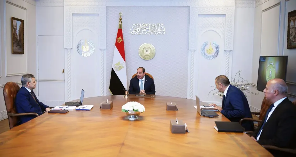 الرئيس السيسي يؤكد ضرورة تعزيز التواصل الفعال بين هيئة قناة السويس وعملائها